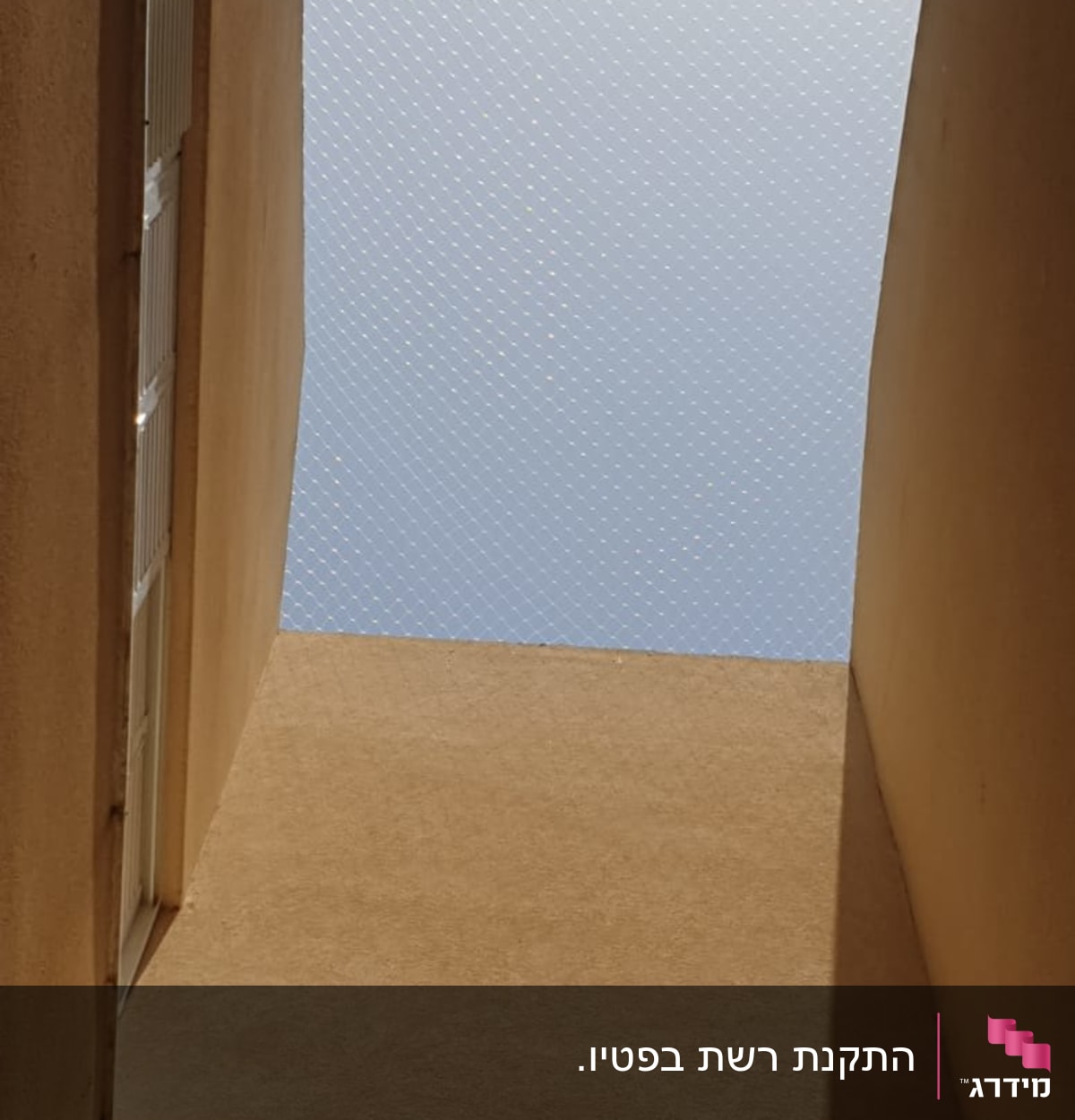 רשת למניעת כניסת יונים בין קירות בניין